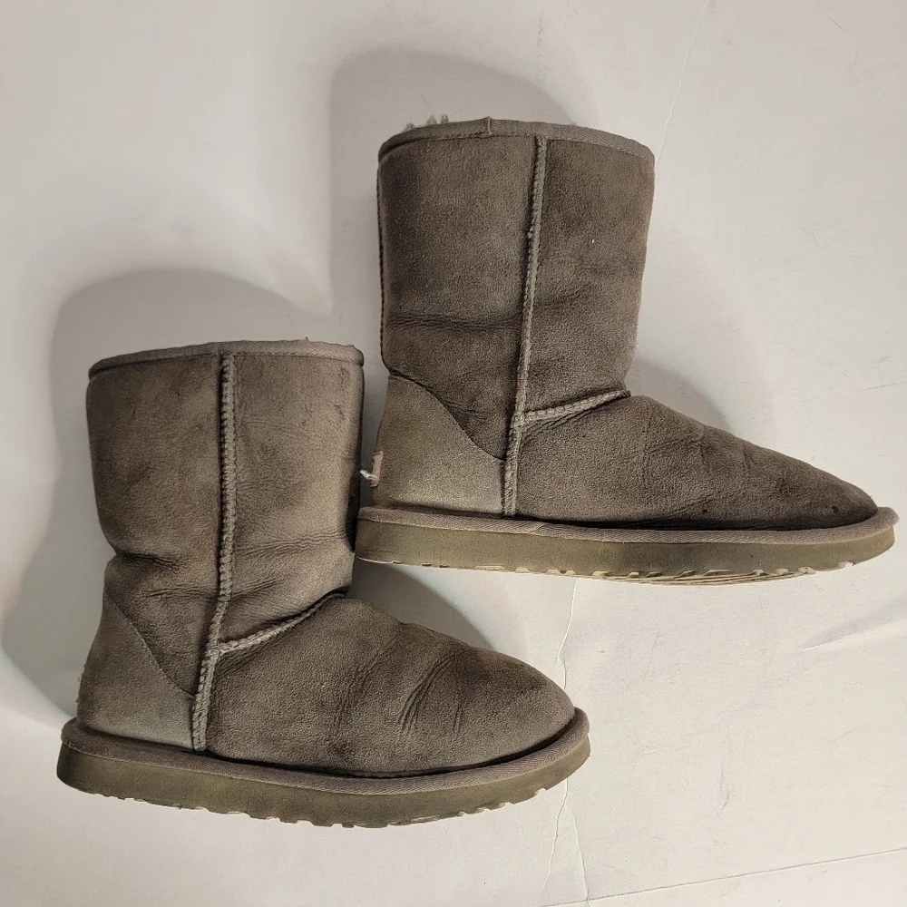 Ugg Boots Classic Short Sz 7 Gray Sheepskin Lined 5825